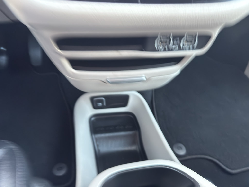 Used 2024 Chrysler Pacifica Touring-L FWD image 19