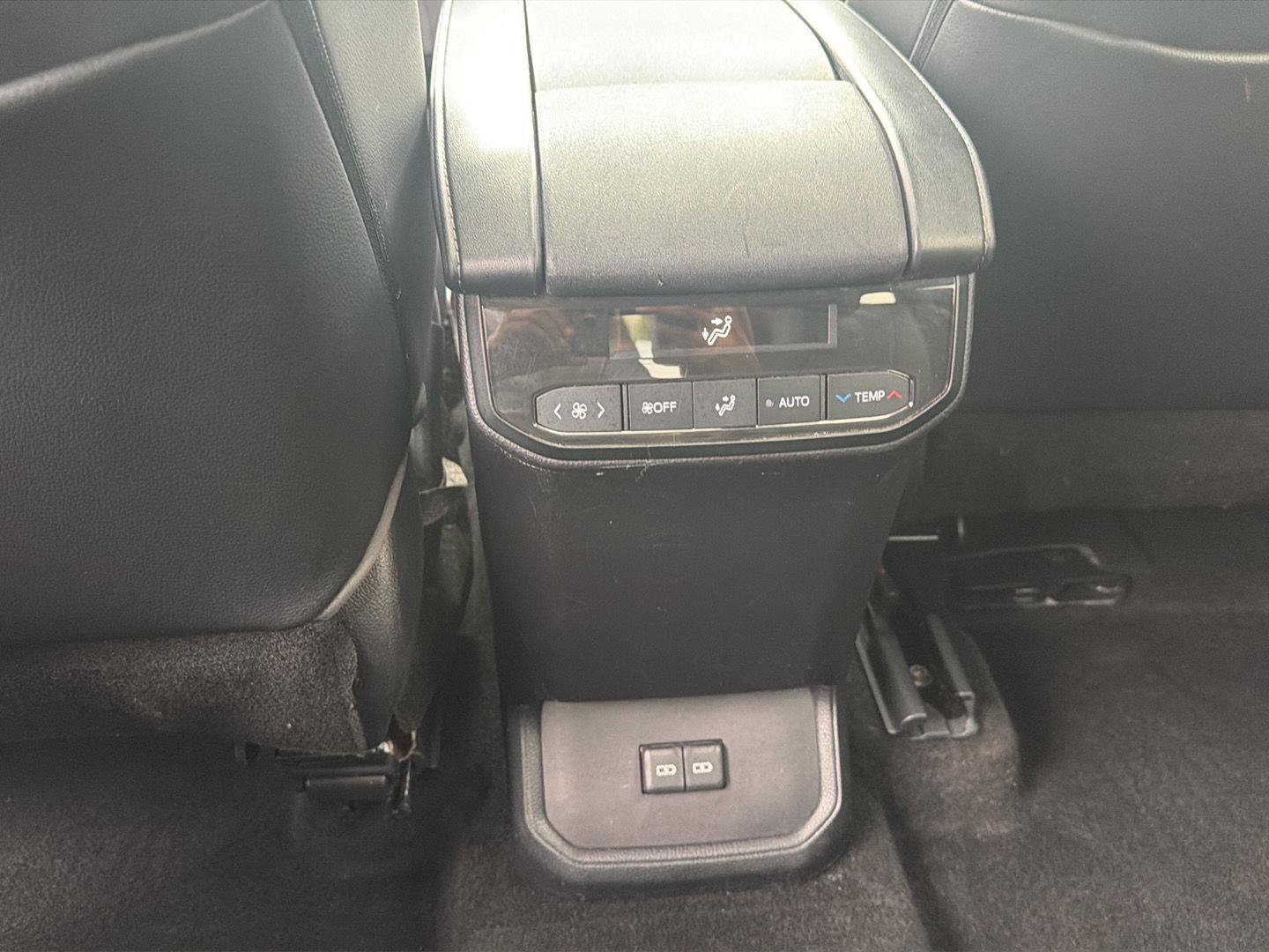 Used 2023 Toyota Highlander XLE AWD/4WD image 28