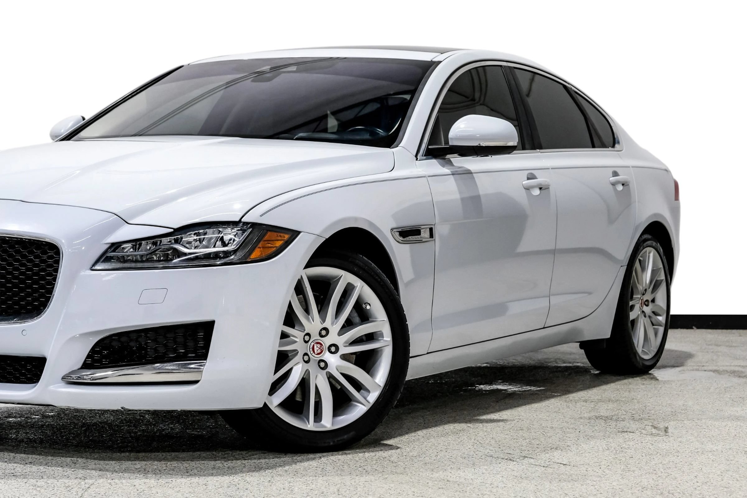 Used 2018 Jaguar XF Portfolio RWD image 11