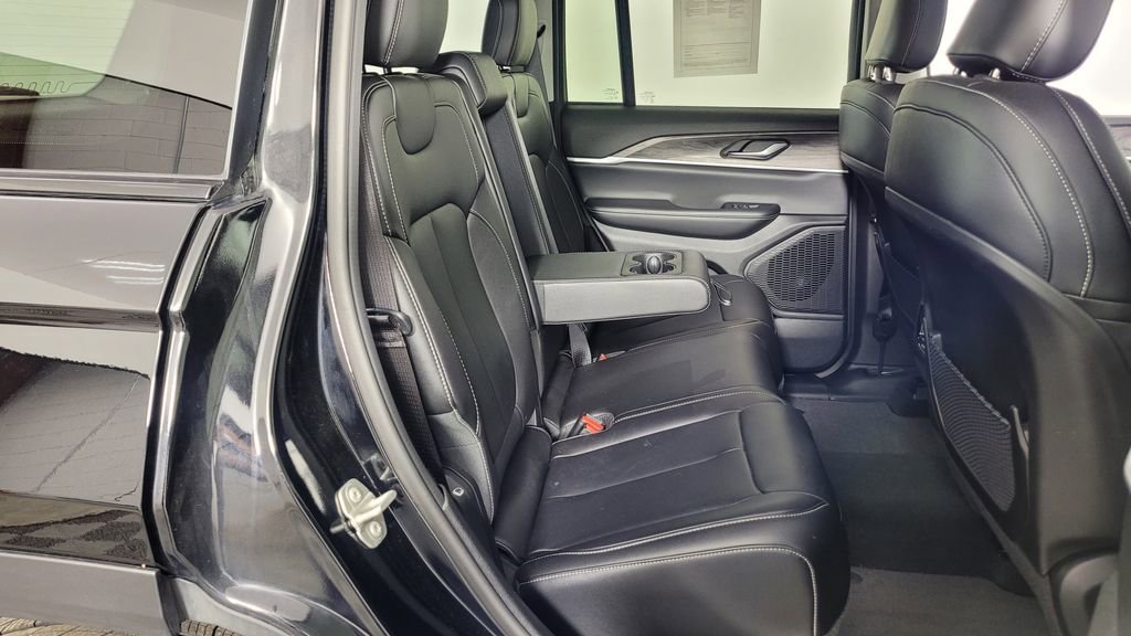 Used 2023 Jeep Grand Cherokee Limited image 35