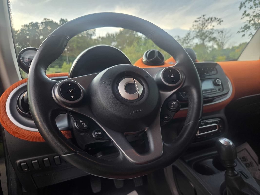 Used 2016 smart fortwo passion RWD image 21