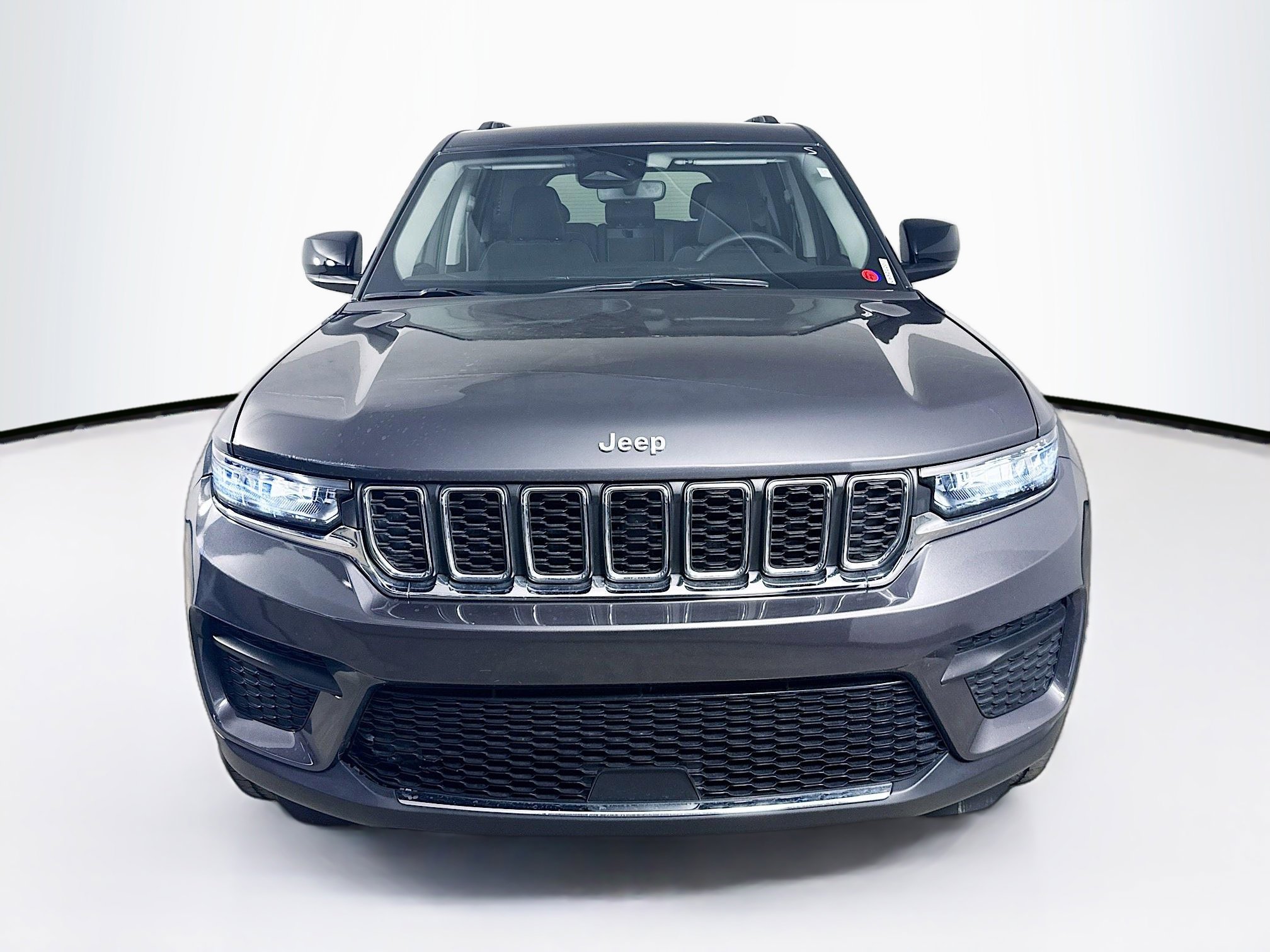 Used 2023 Jeep Grand Cherokee Laredo image 3