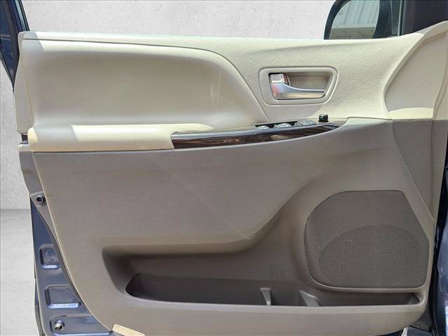 Used 2020 Toyota Sienna XLE Premium w/ Protection Package FWD image 11
