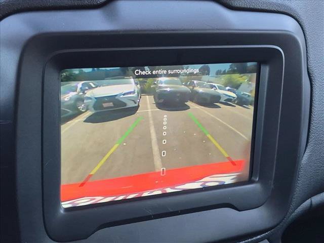 Used 2018 Jeep Renegade Latitude FWD image 14