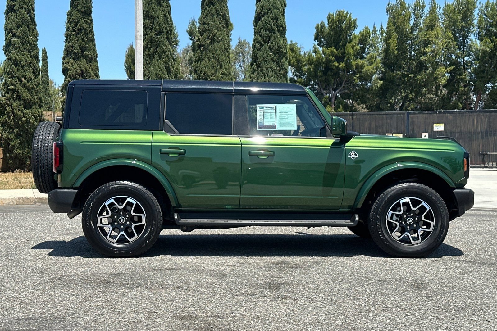 Used 2025 Ford Bronco Outer Banks AWD/4WD image 3