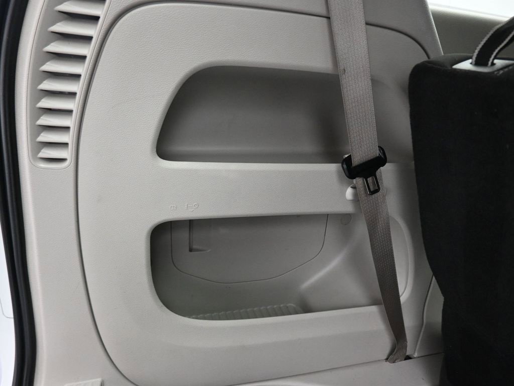 Used 2023 Chrysler Voyager LX image 59