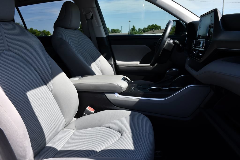 Used 2021 Toyota Highlander LE FWD image 31