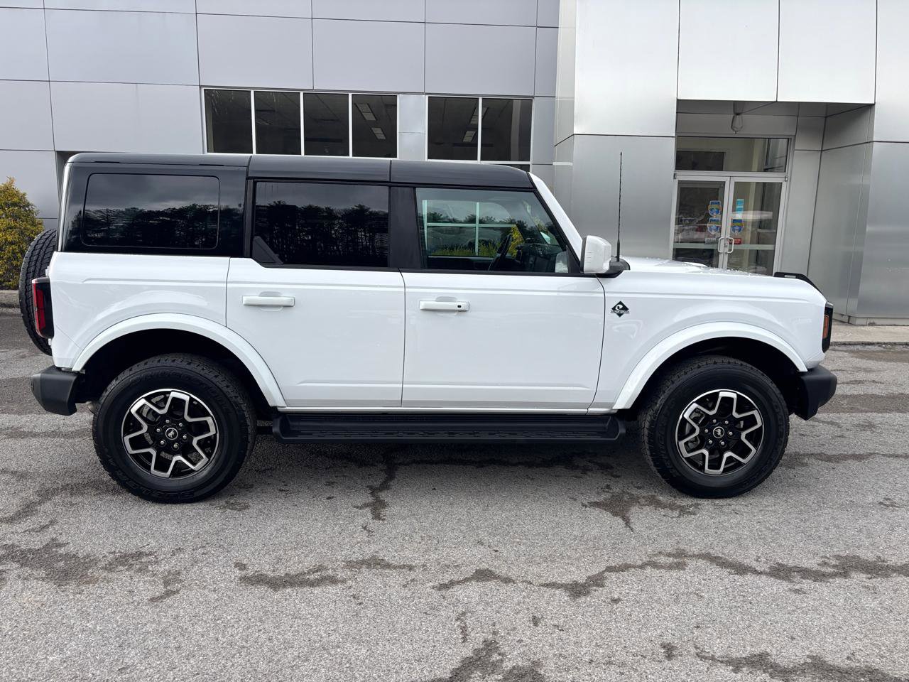 Used 2025 Ford Bronco Outer Banks image 4