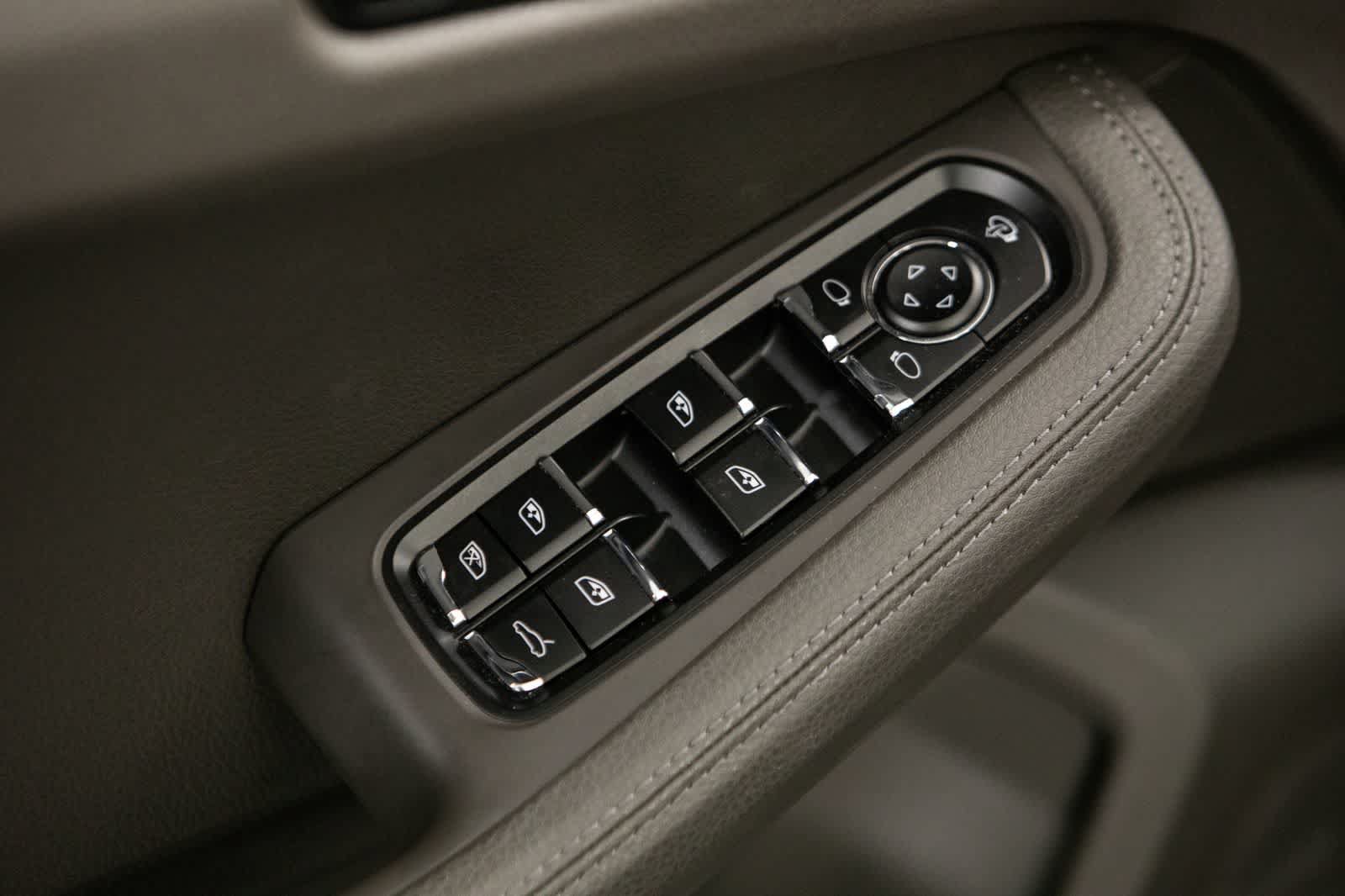 Certified 2023 Porsche Macan AWD/4WD image 24