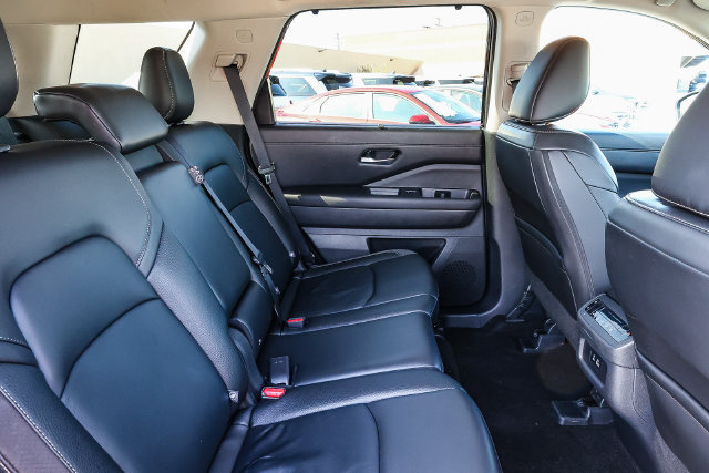 Used 2025 Nissan Pathfinder SL FWD image 19