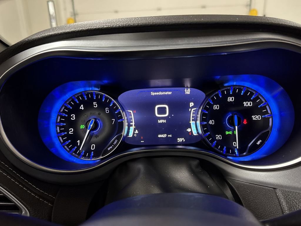 Used 2025 Chrysler Pacifica Limited image 12