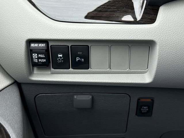 Used 2020 Toyota Sienna XLE w/ XLE Navigation Package image 33