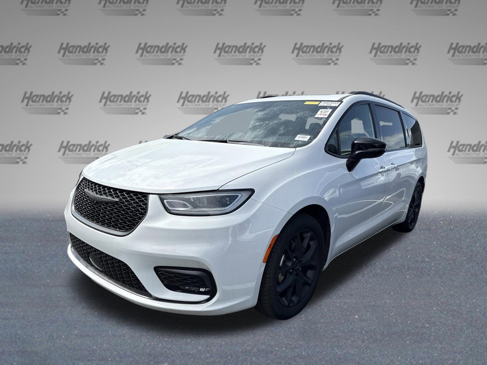 Used 2025 Chrysler Pacifica Limited FWD image 8