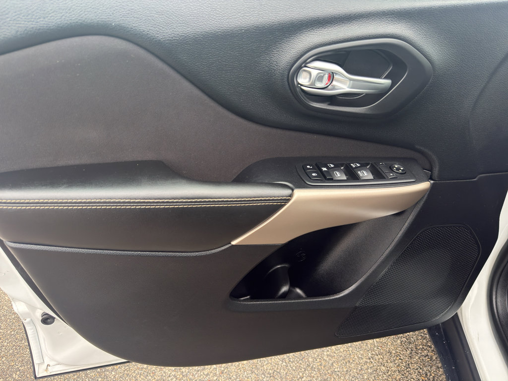 Used 2017 Jeep Cherokee Latitude w/ Comfort/Convenience Group image 13