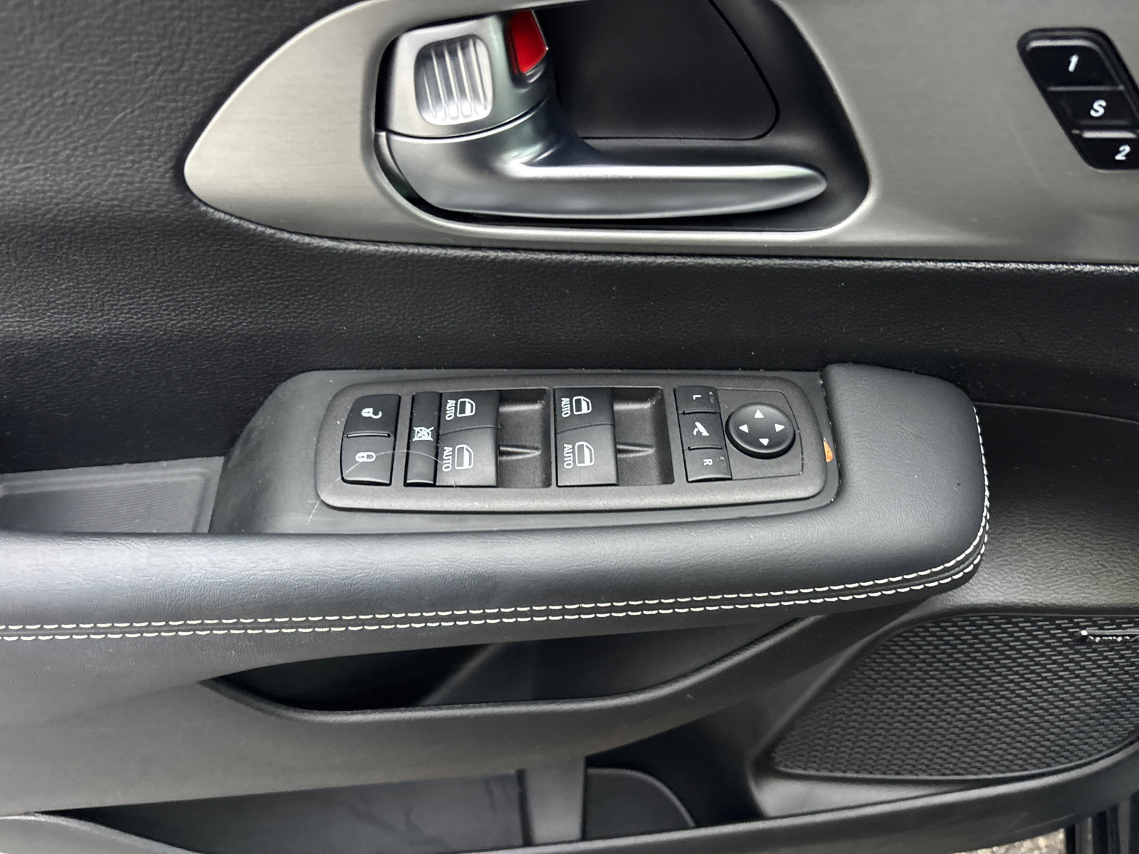 Used 2023 Chrysler Pacifica Limited w/ Uconnect Theater Family Group image 13