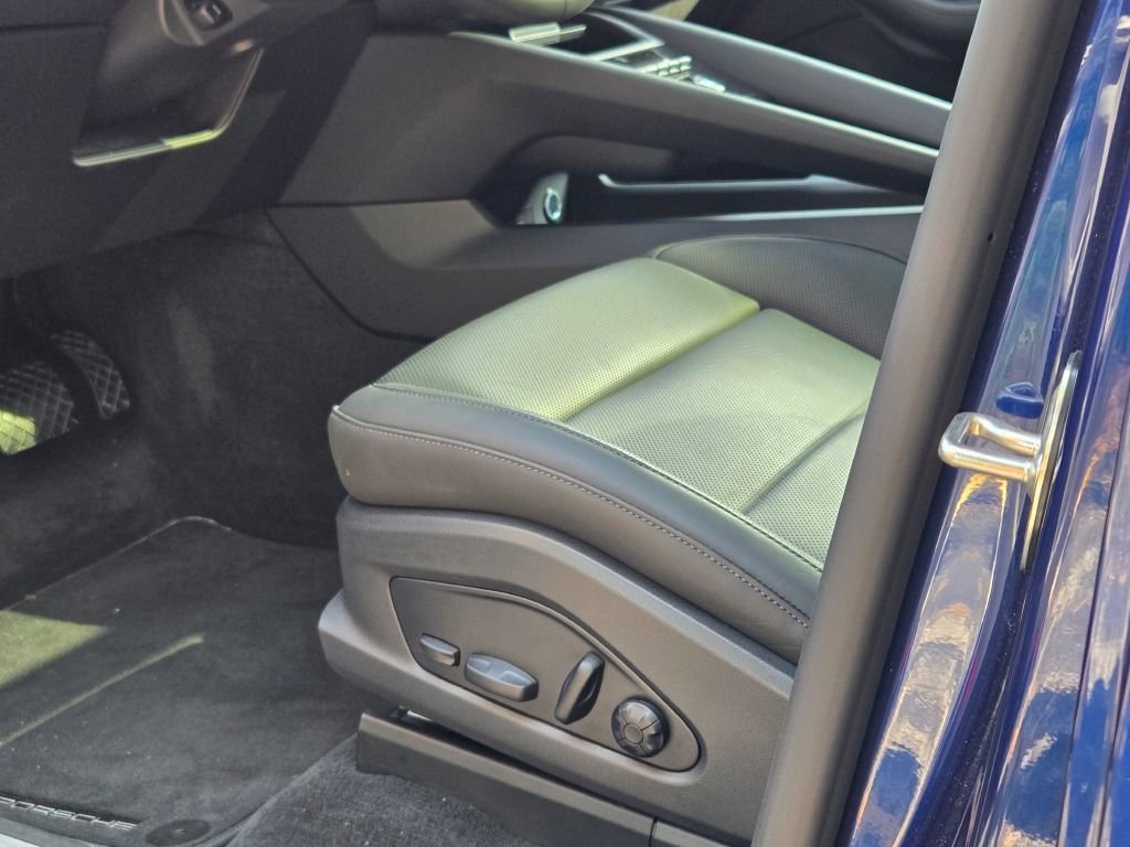 Certified 2025 Porsche Macan Electric image 21