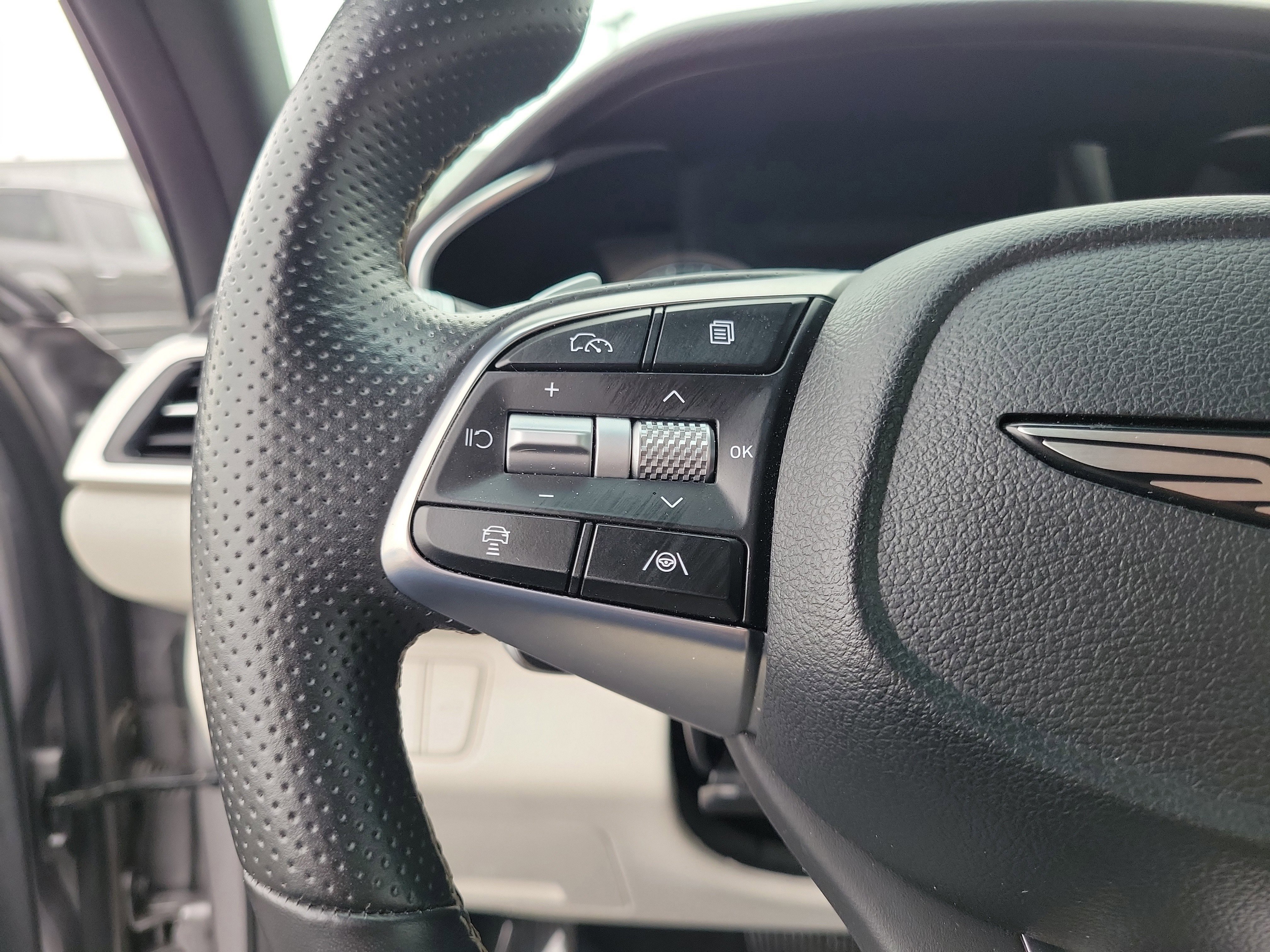 Used 2025 Genesis G70 2.5T image 22