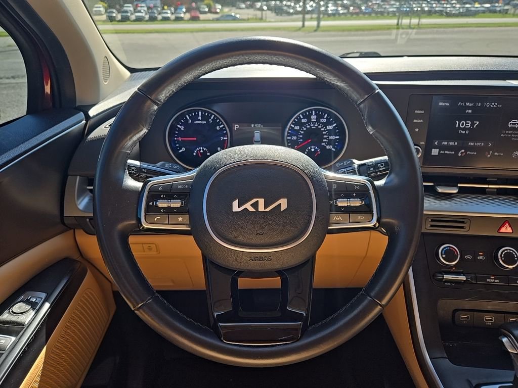 Used 2024 Kia Carnival LX image 4