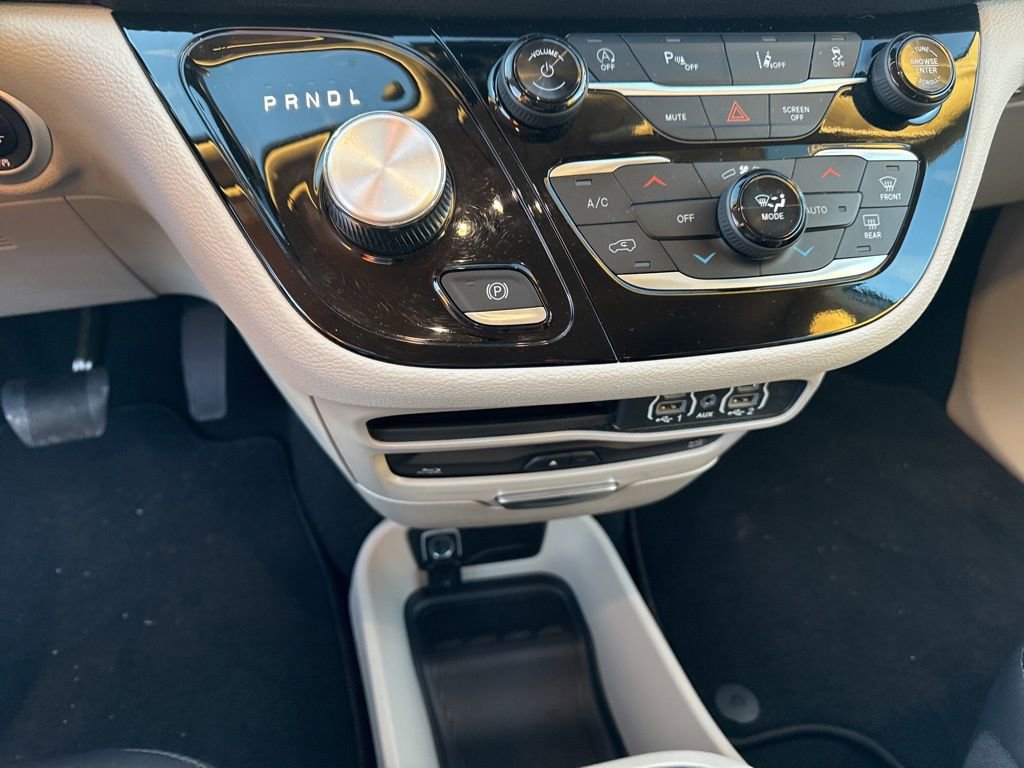 Used 2024 Chrysler Pacifica Touring-L w/ Uconnect Theater Family Group image 18
