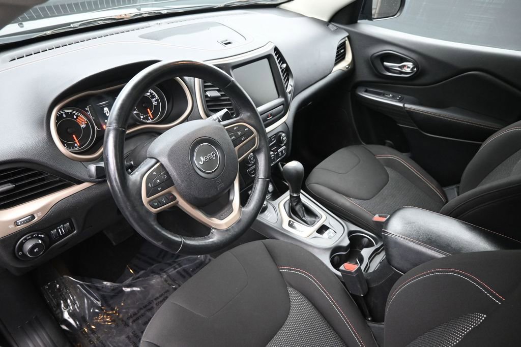 Used 2017 Jeep Cherokee Latitude w/ Cold Weather Group AWD/4WD image 23