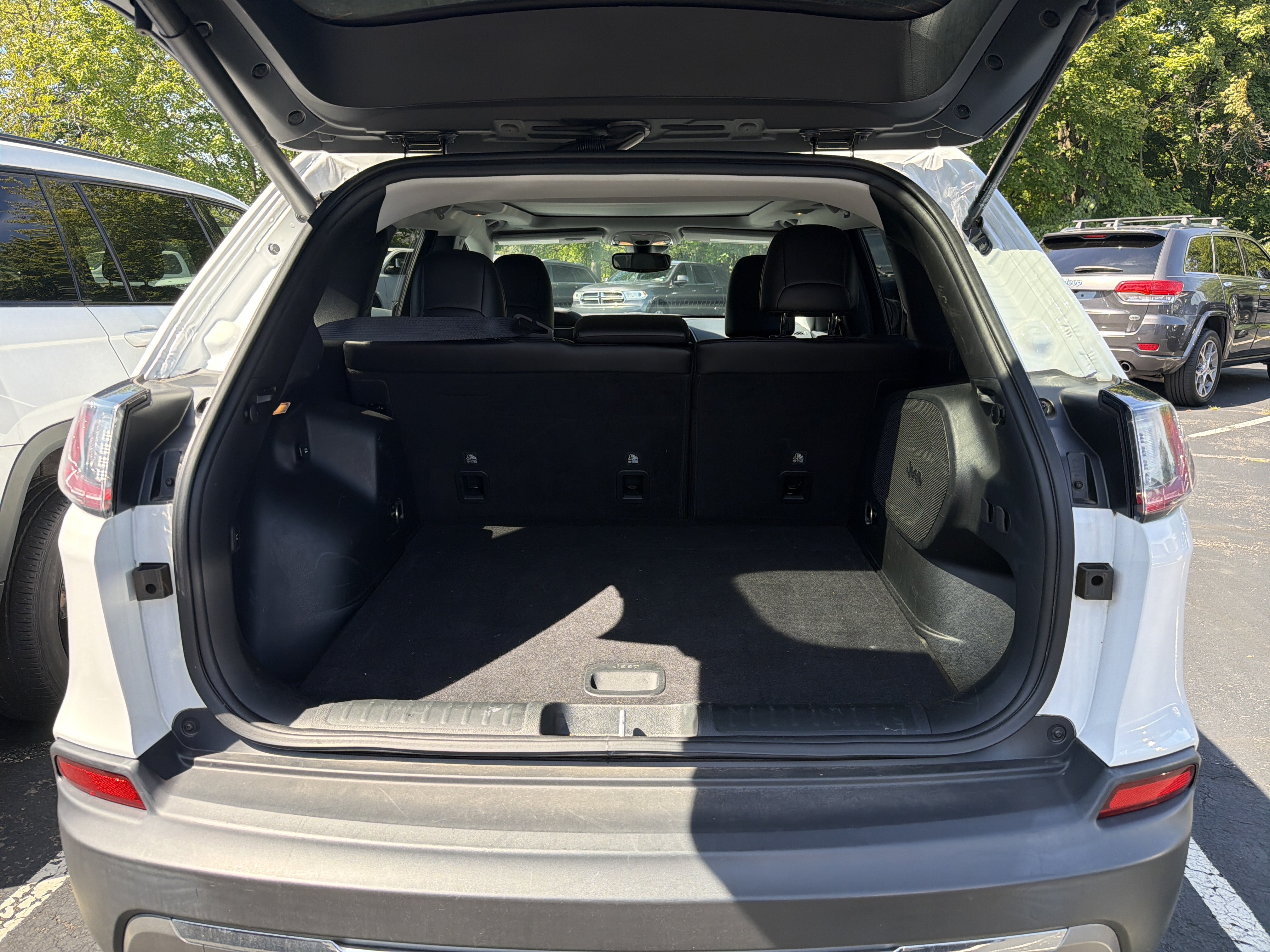 Used 2022 Jeep Cherokee Limited AWD/4WD image 9