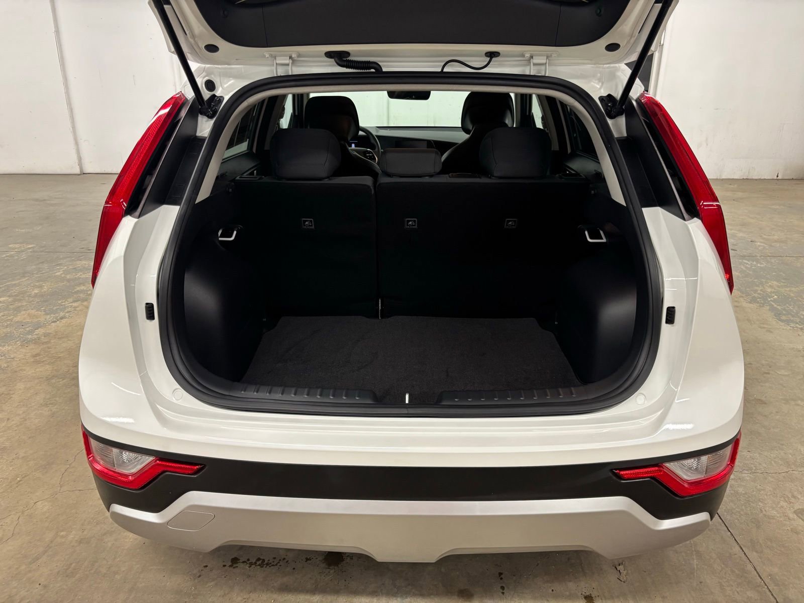 Used 2024 Kia Niro LX FWD image 23