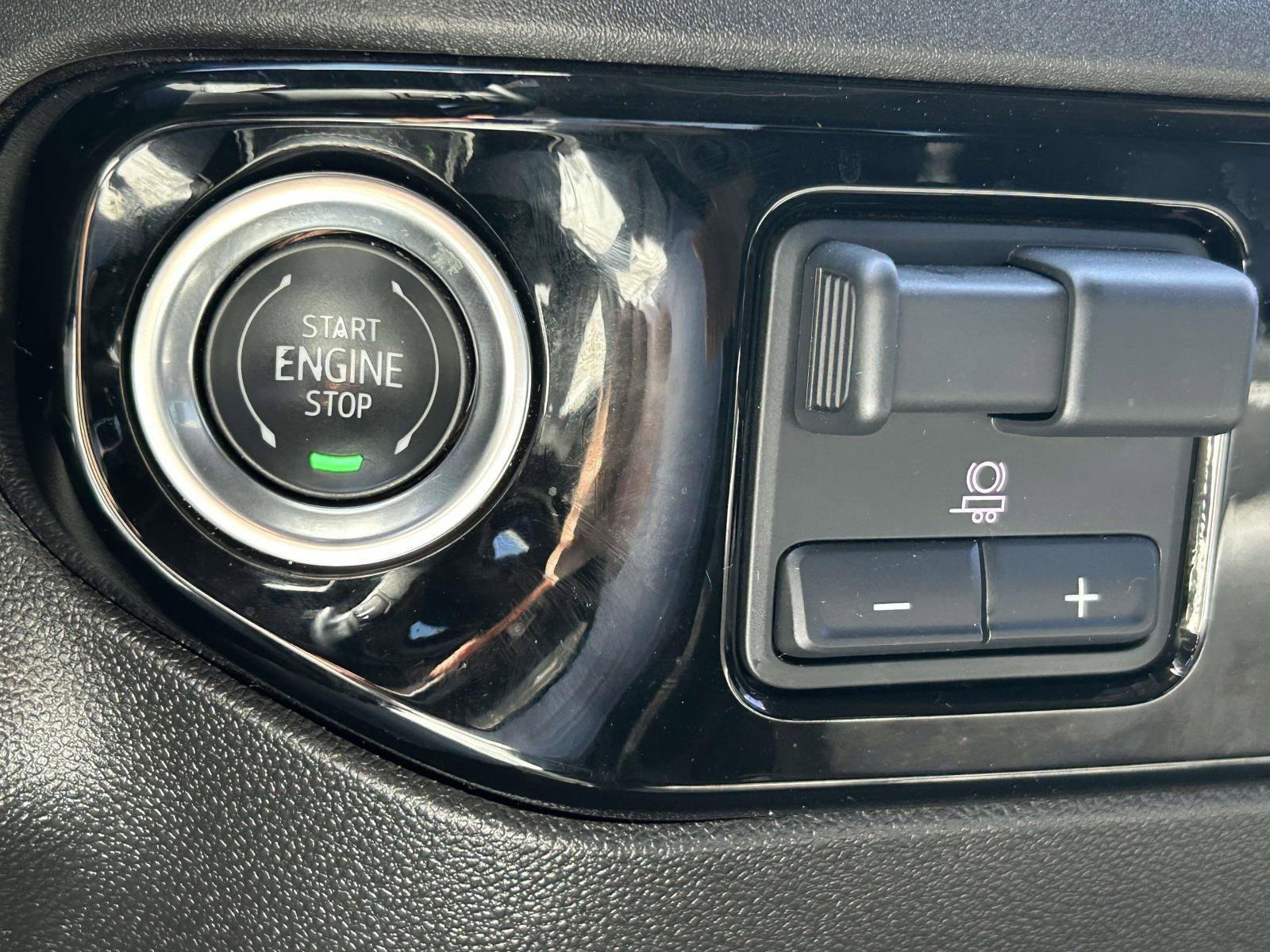 Used 2025 GMC Sierra 1500 SLT AWD/4WD image 26