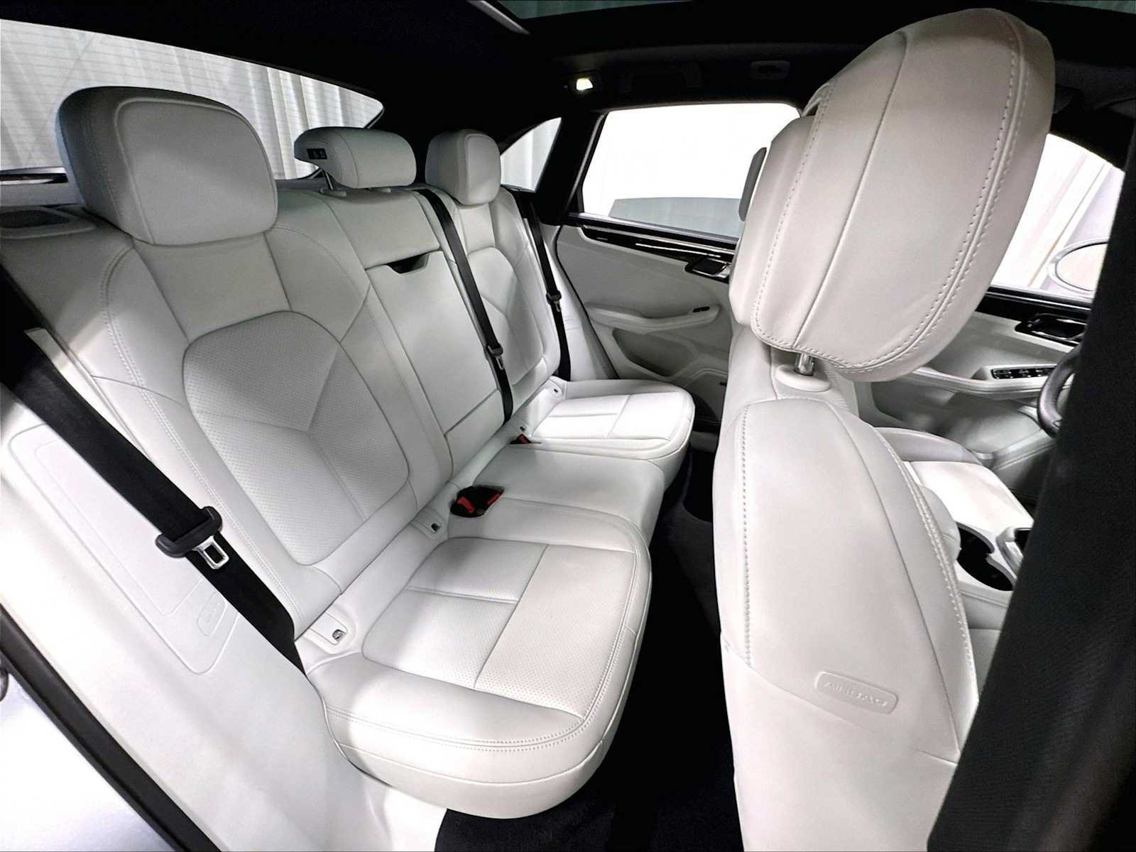 Used 2026 Porsche Macan AWD/4WD image 32
