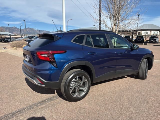 Used 2024 Chevrolet Trax LT w/ LT Convenience Package image 9