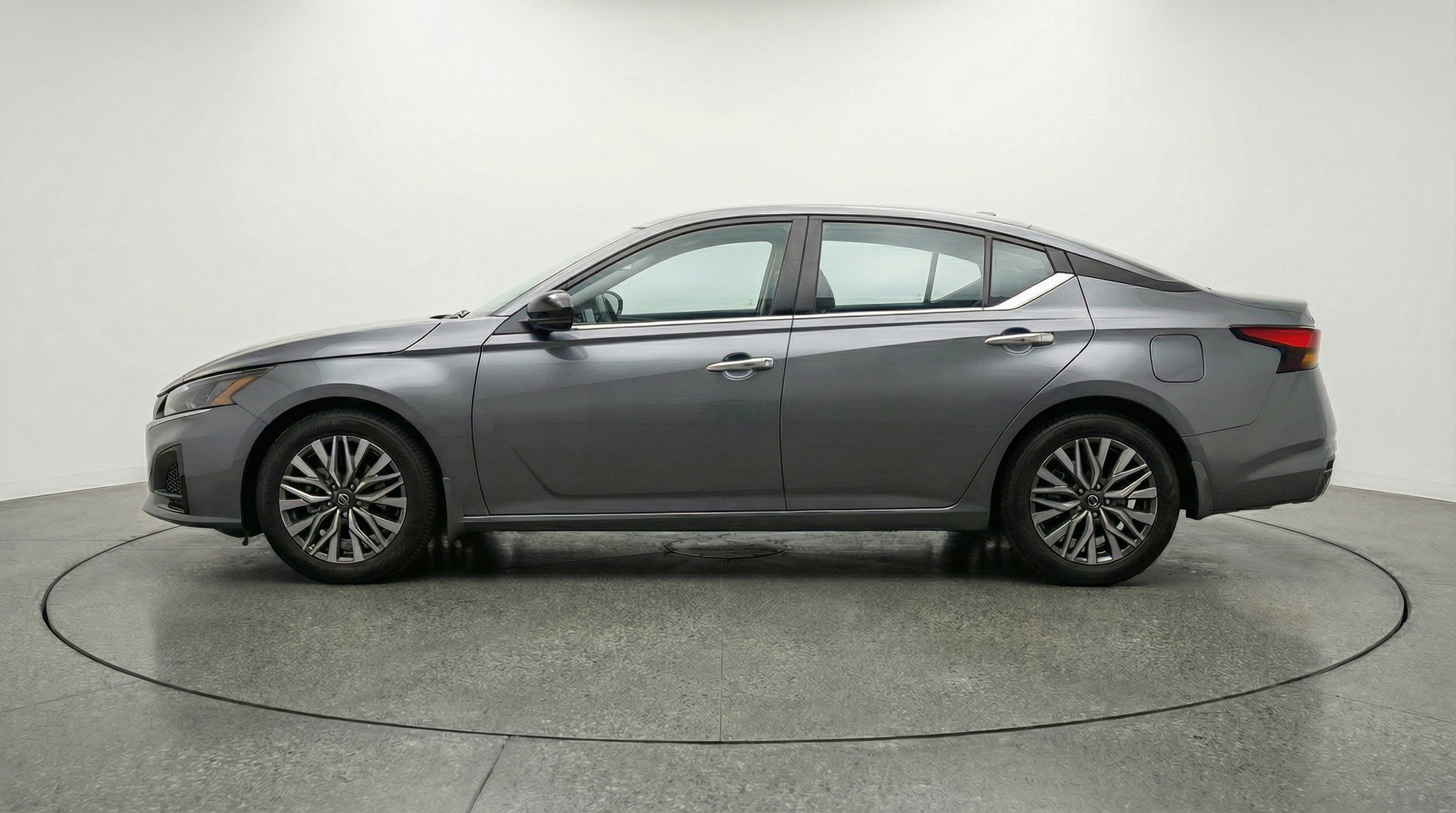 Used 2025 Nissan Altima 2.5 SV image 5