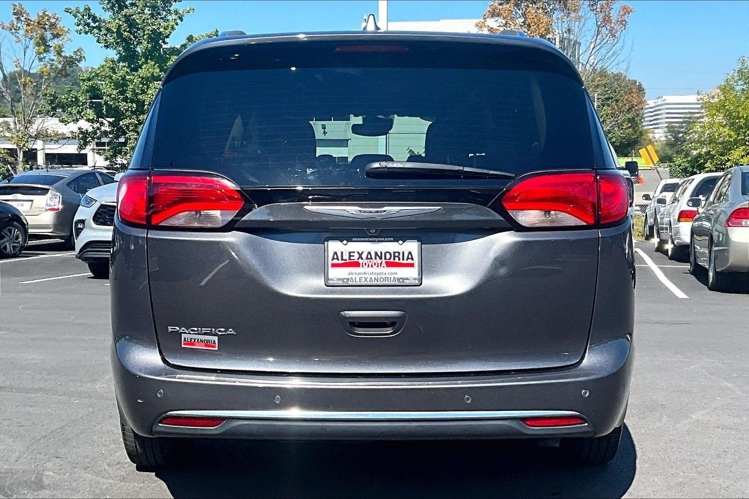 Used 2019 Chrysler Pacifica Touring-L Plus w/ Advanced Safetytec Group FWD image 4