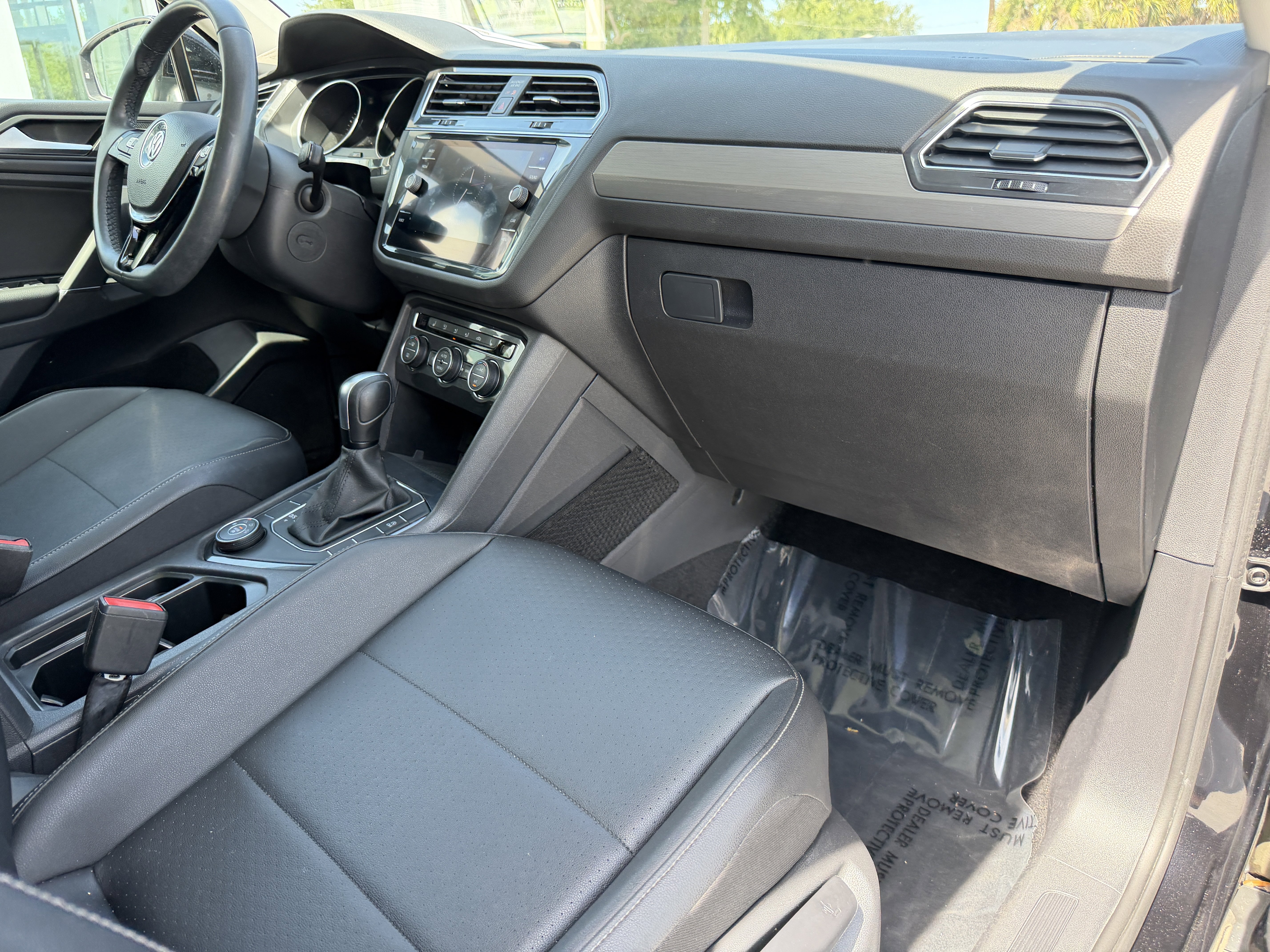 Used 2020 Volkswagen Tiguan SE w/ Panoramic Sunroof Package AWD/4WD image 11
