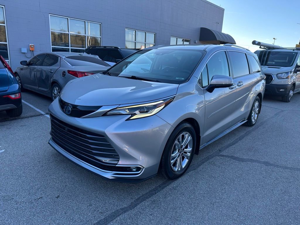 Used 2022 Toyota Sienna Platinum image 3