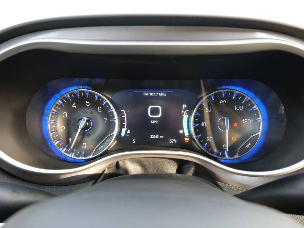 Used 2025 Chrysler Pacifica Select image 16