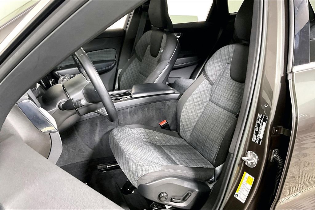Used 2022 Volvo XC60 B5 Momentum image 25