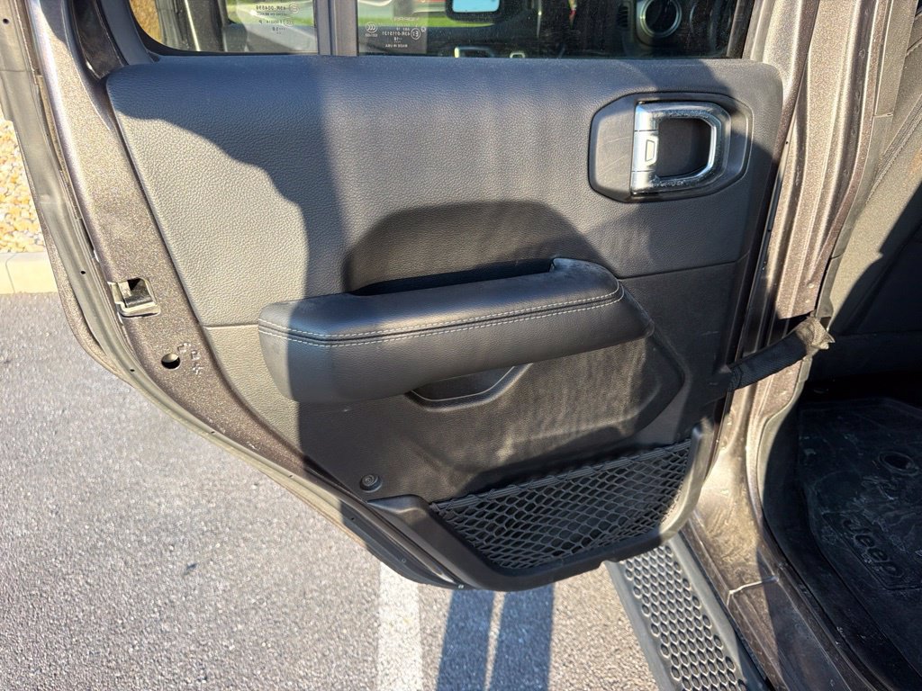 Used 2018 Jeep Wrangler Unlimited Sahara AWD/4WD image 12