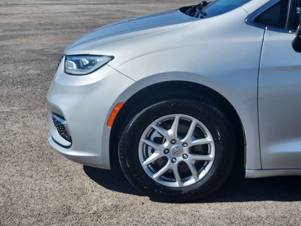 Used 2024 Chrysler Pacifica Touring-L image 8