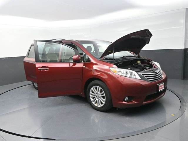 Used 2016 Toyota Sienna XLE image 33