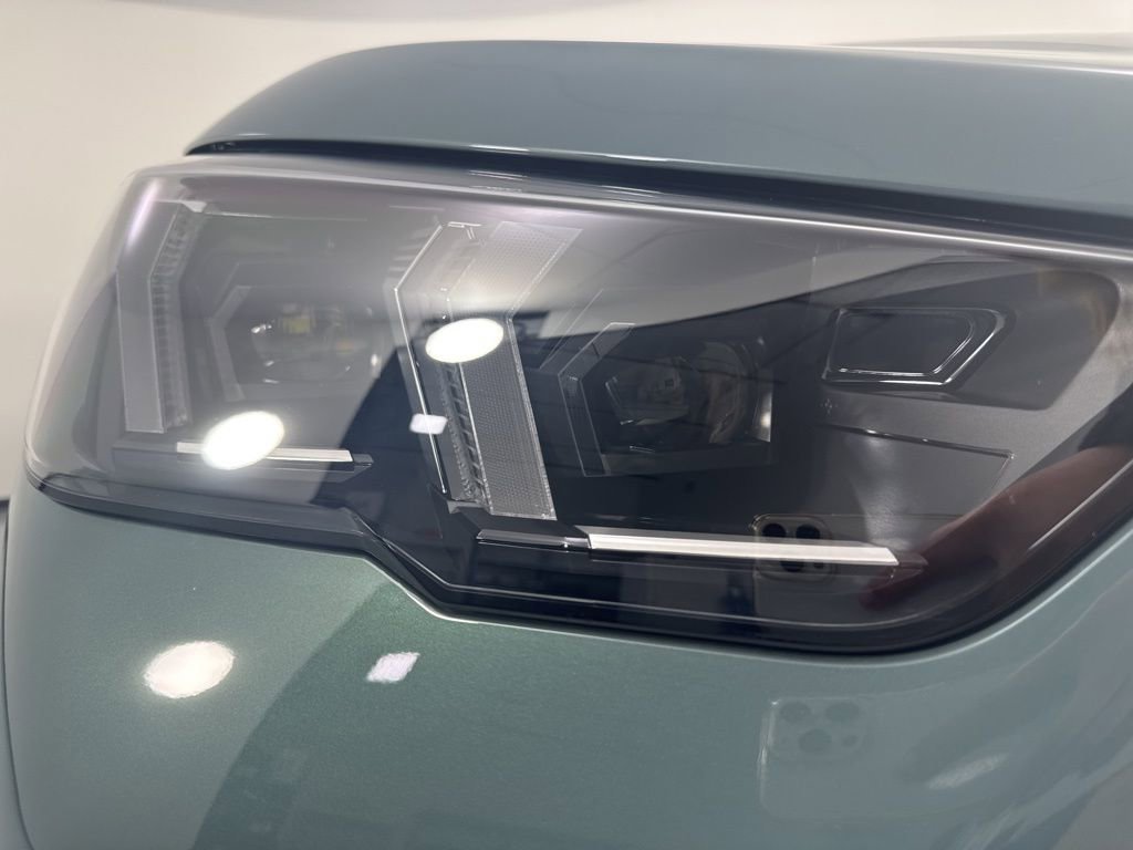 New 2026 BMW X2 xDrive28i w/ Technology Package AWD/4WD image 8