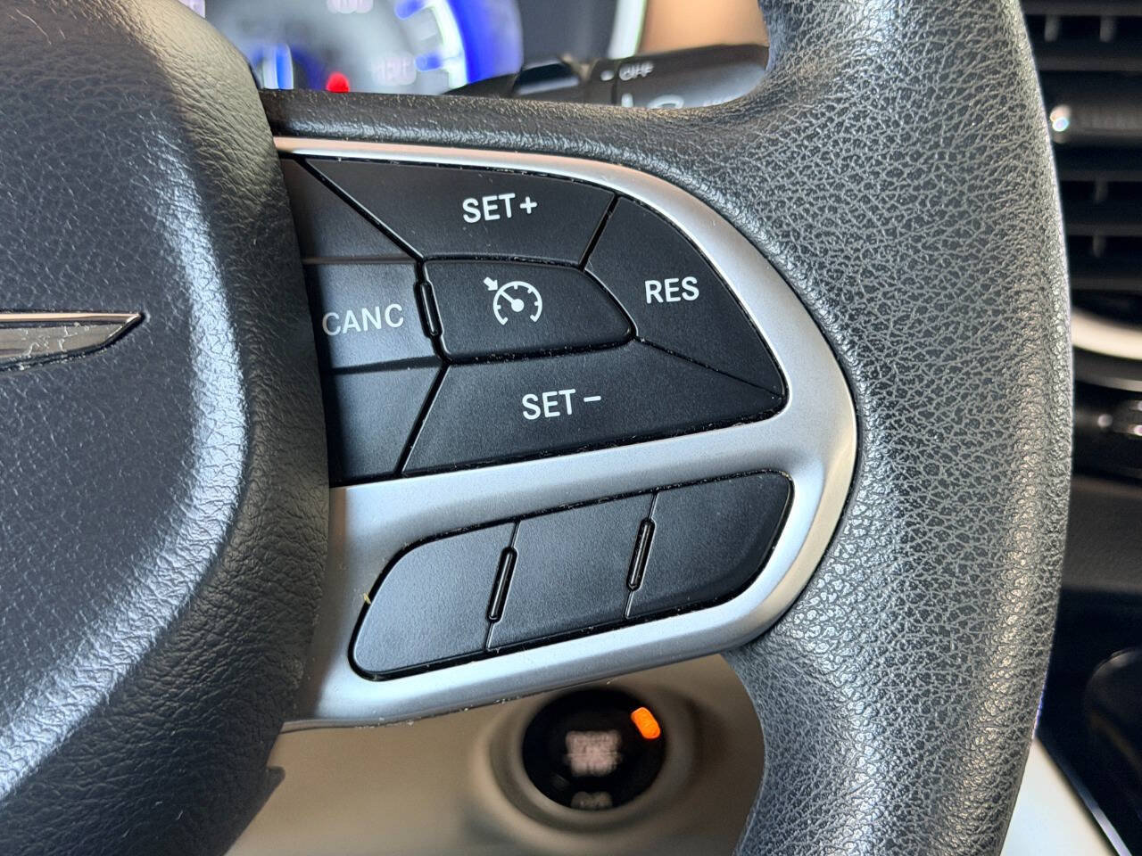 Used 2017 Chrysler Pacifica Touring FWD image 36