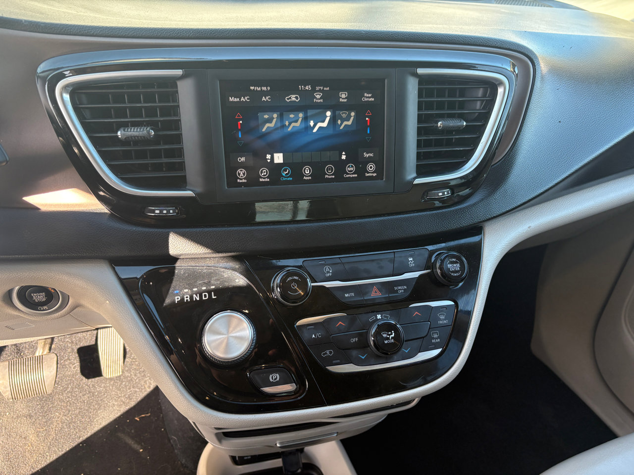 Used 2021 Chrysler Voyager Lxi image 5