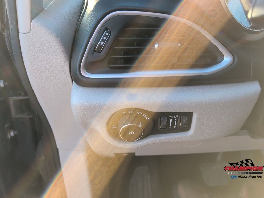 Used 2018 Chrysler Pacifica Touring-L Plus w/ Advanced Safetytec Group FWD image 22