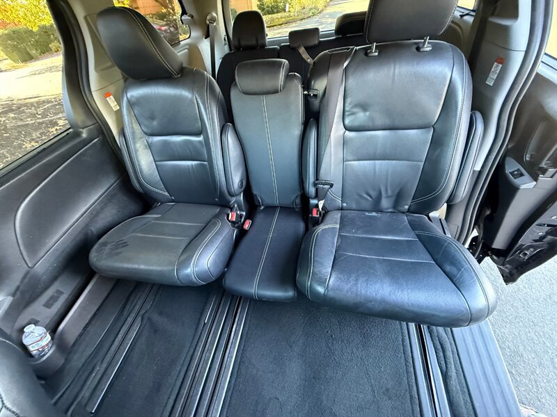 Used 2018 Toyota Sienna SE w/ Carpet Mat Package FWD image 17