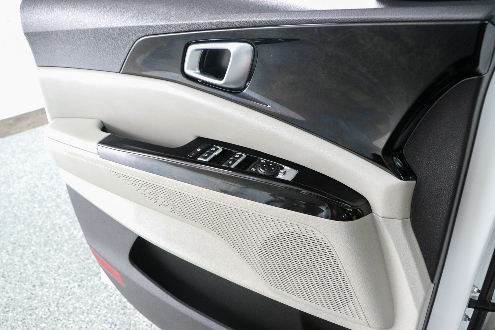 Used 2022 Kia Carnival EX FWD image 21