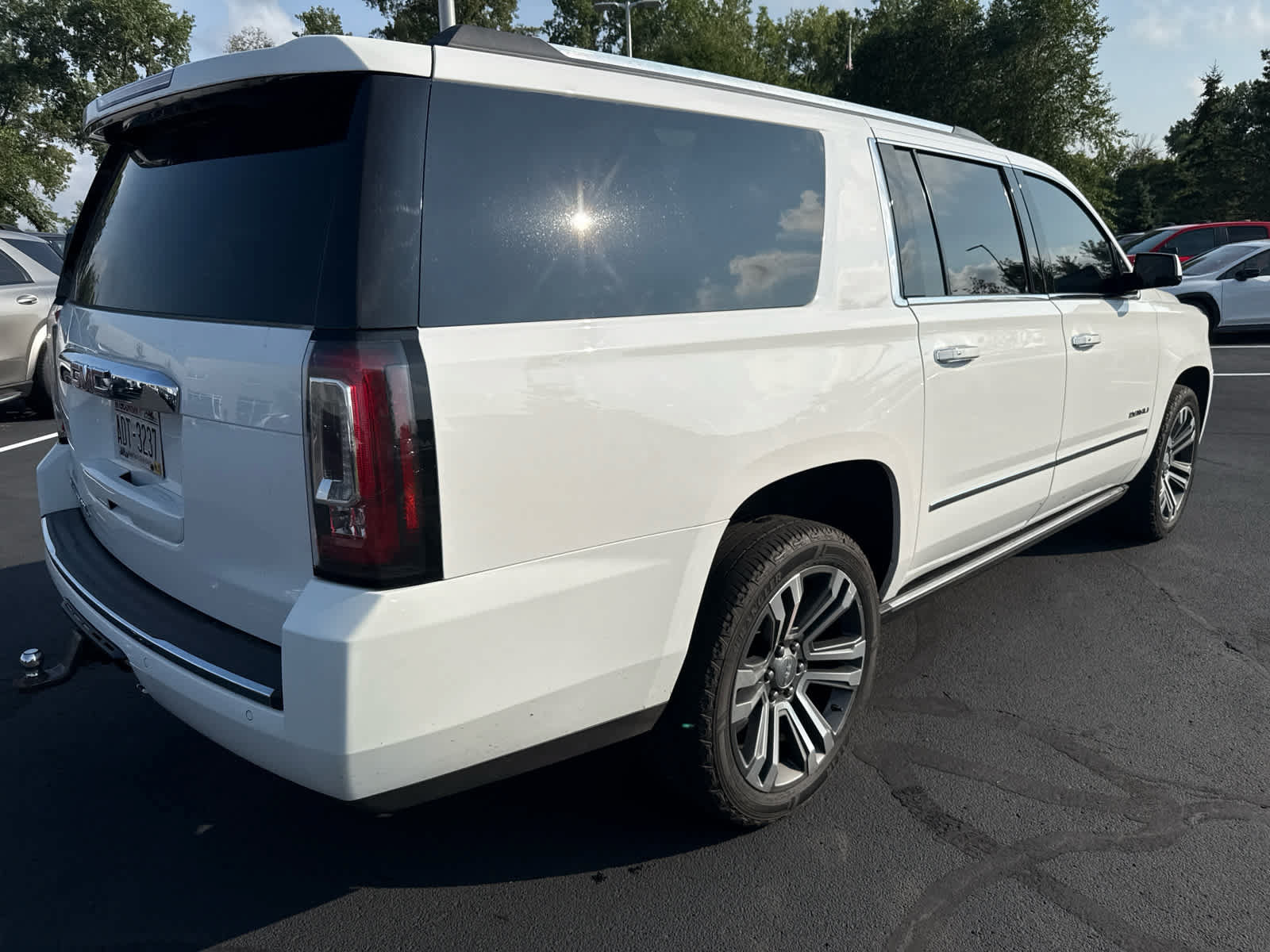 Used 2020 GMC Yukon XL Denali w/ Denali Premium Package AWD/4WD image 4