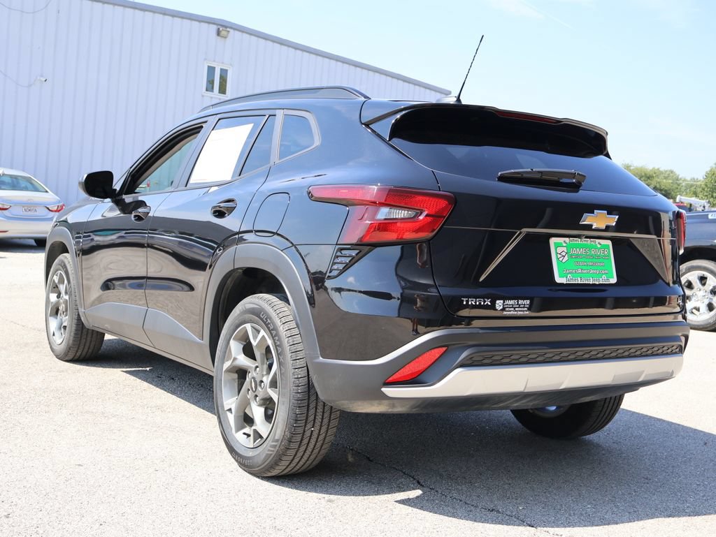 Used 2025 Chevrolet Trax LT FWD image 3