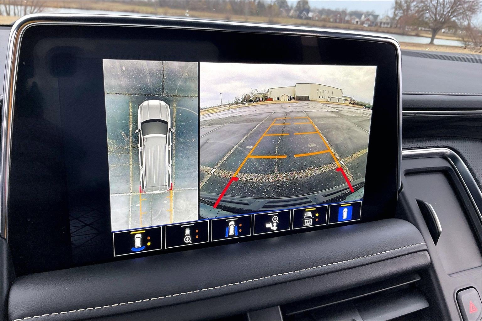 Used 2024 GMC Yukon SLT w/ SLT Luxury Package image 25