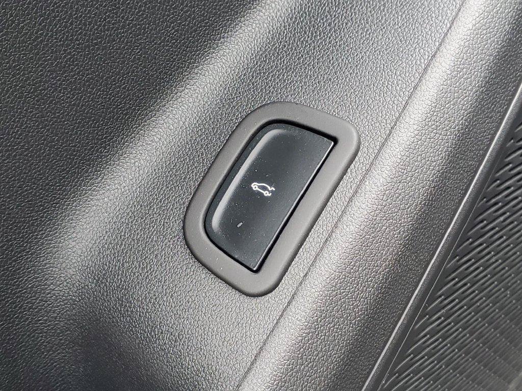 Used 2025 Chevrolet Traverse LT w/ Driver Confidence Package FWD image 23