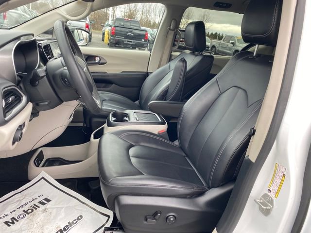Used 2024 Chrysler Pacifica Touring-L FWD image 13