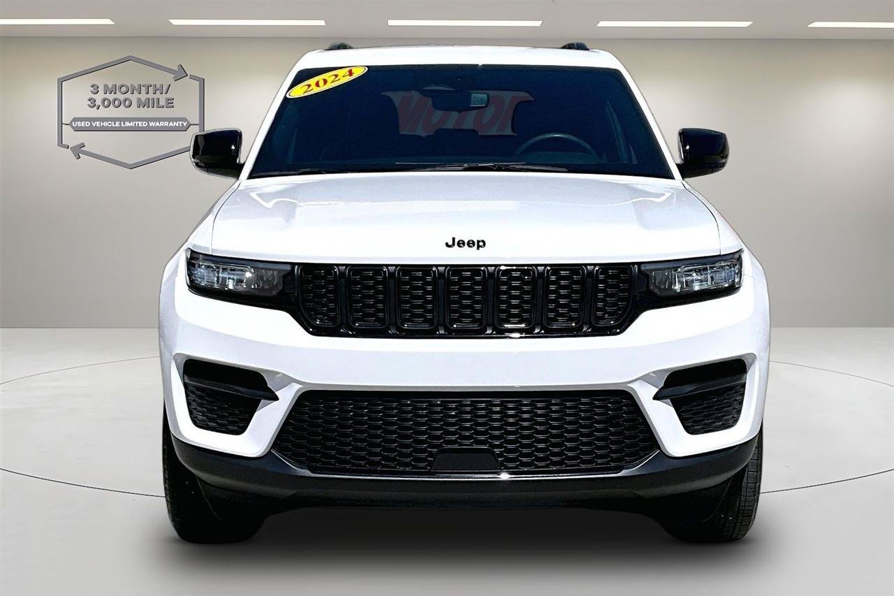 Used 2024 Jeep Grand Cherokee Altitude AWD/4WD image 2